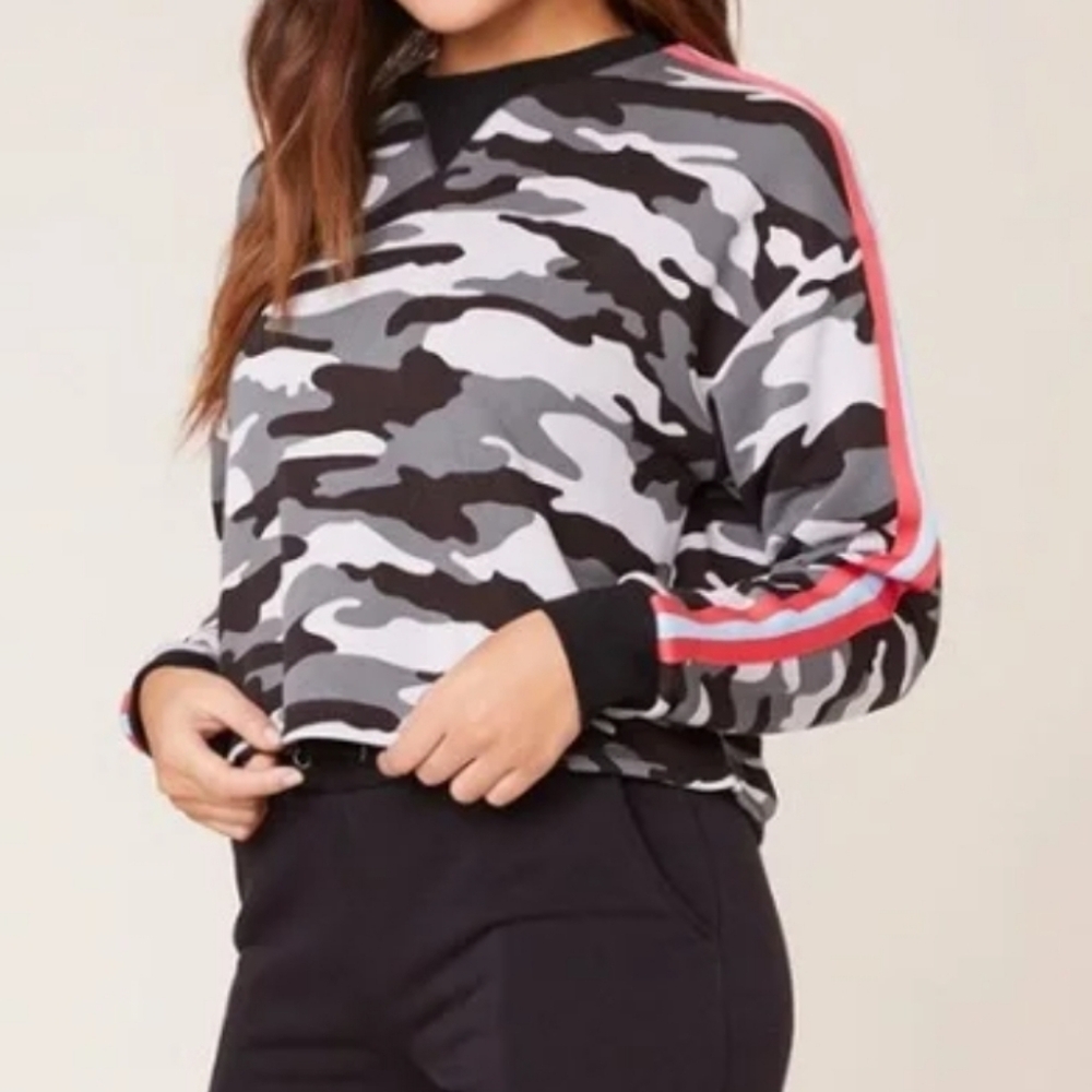 NWT‎ OFF DUTY BB Dakota Medium Black and Gray Camouflage Sweatshirt W Red Stripe